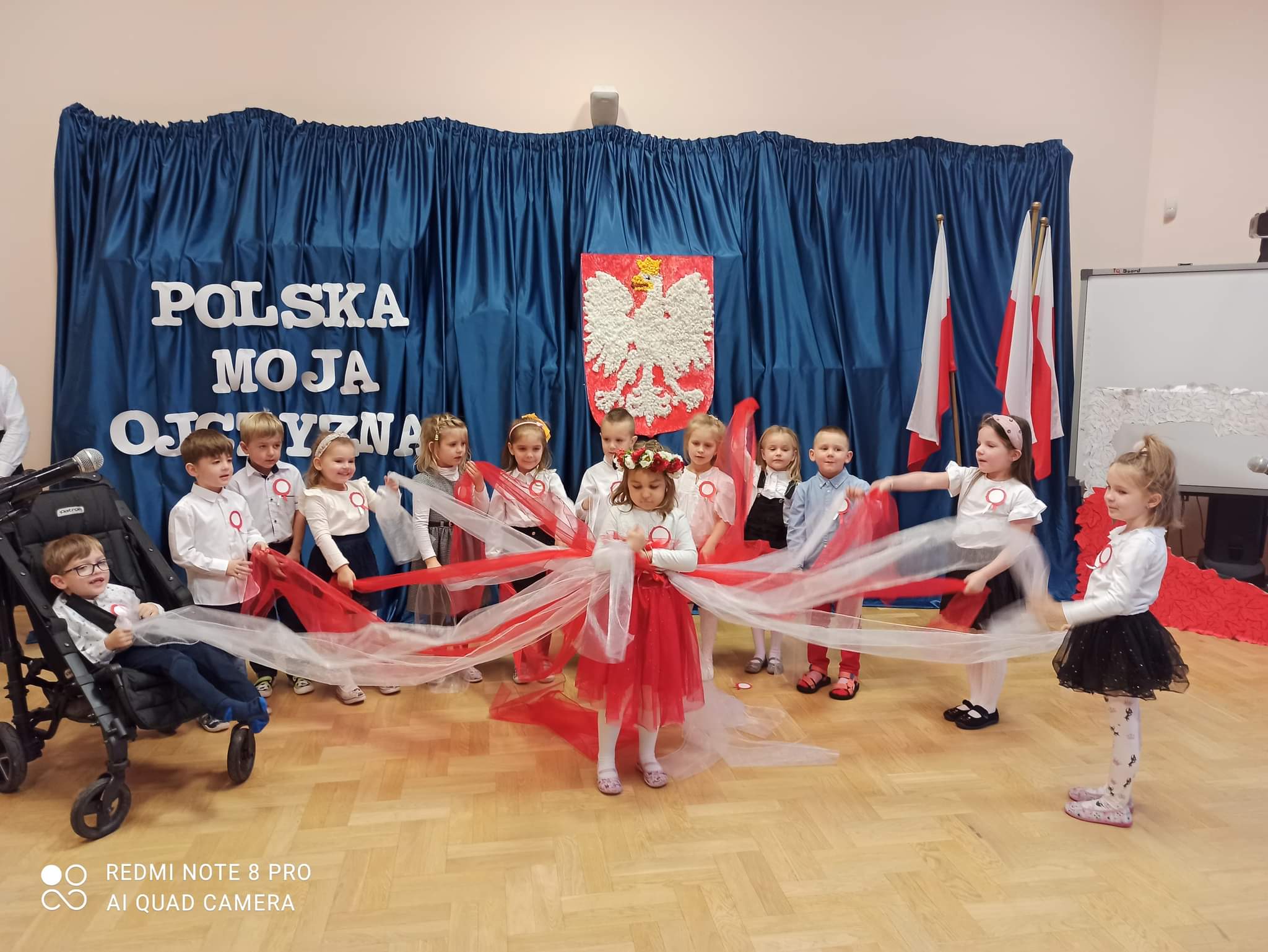 Dzieci śpiewające pieśni patriotyczne
