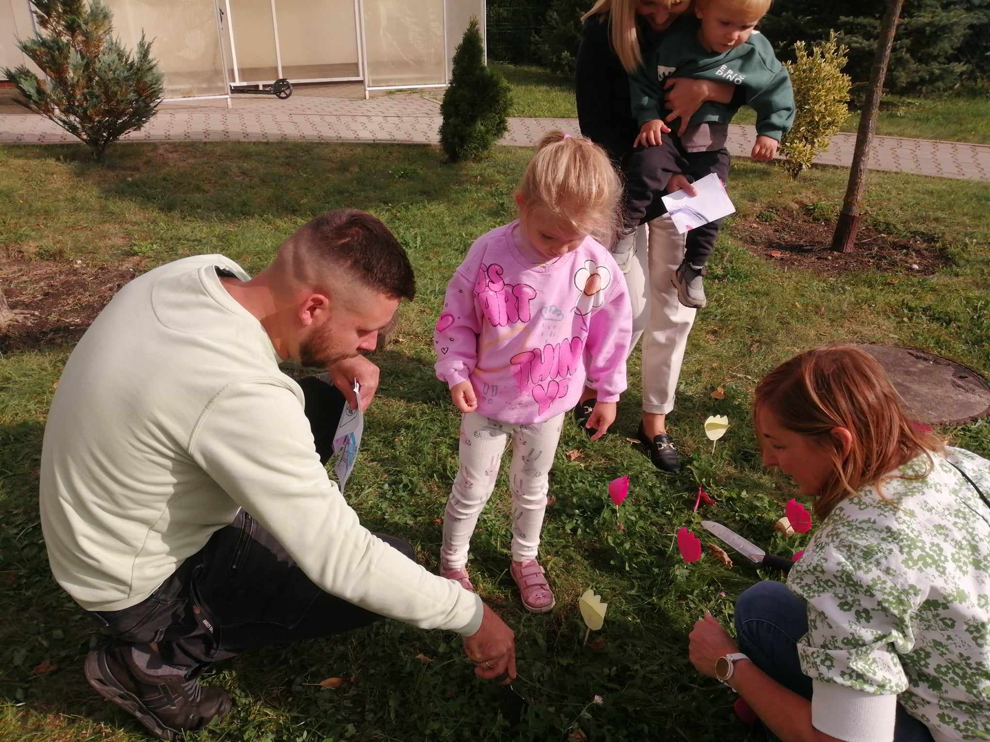 Sadzenie krokus&oacute;w w ramach akcji "Krokus - myślę trzeźwo"