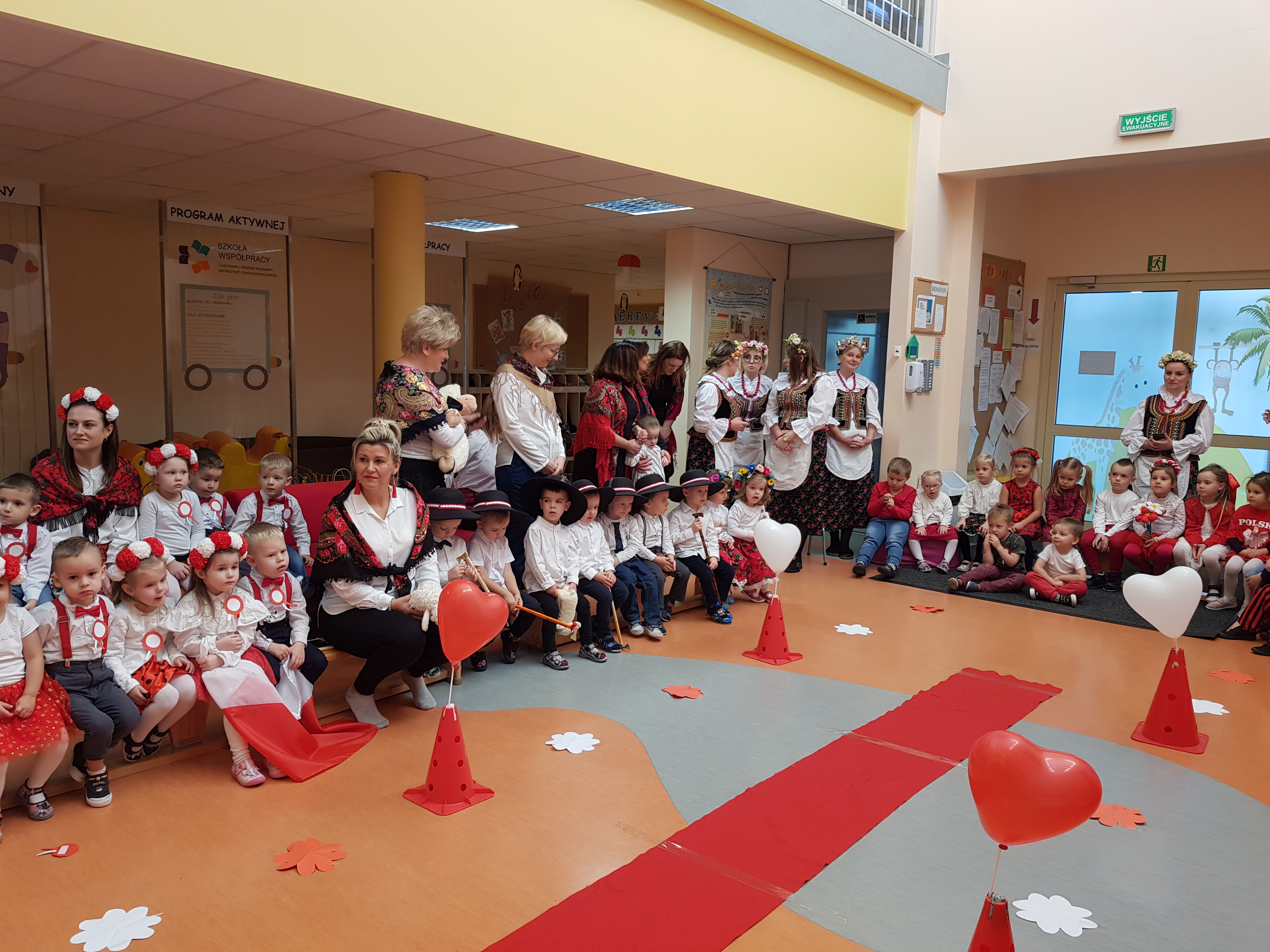 7.11.2024r. Pokaz Mody Patriotyczno &ndash; Ludowej