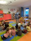 dzieci słuchające koncertu