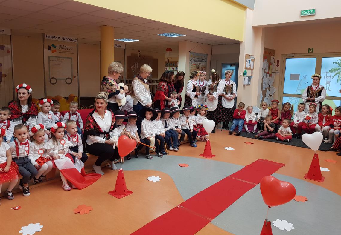 7.11.2024r. Pokaz Mody Patriotyczno – Ludowej