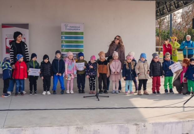 Motylki - dzień kolorowej skarpetki oraz występ naszej grupy z piosenką „wiara w siebie”
